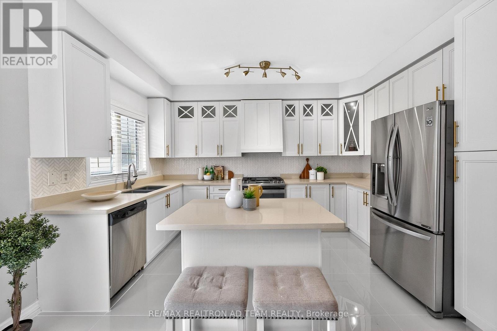 33 Wilsongary Circle, Ajax, Ontario  L1T 0G6 - Photo 11 - E12895424