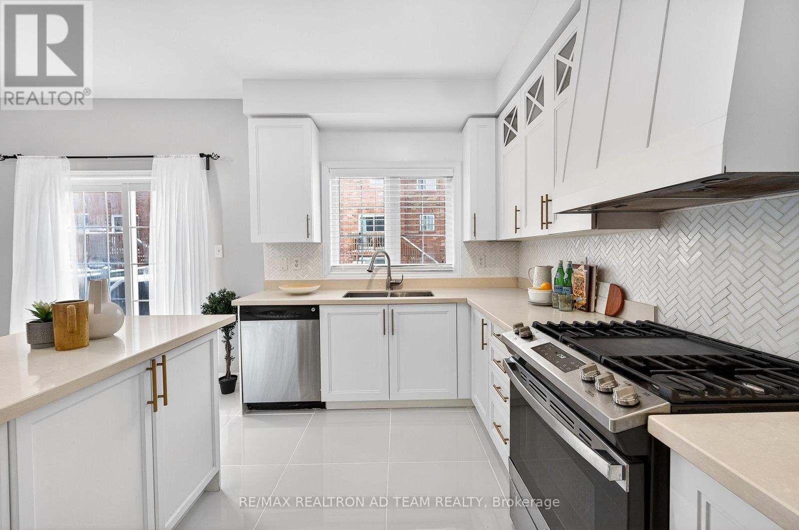 33 Wilsongary Circle, Ajax, Ontario  L1T 0G6 - Photo 12 - E12895424