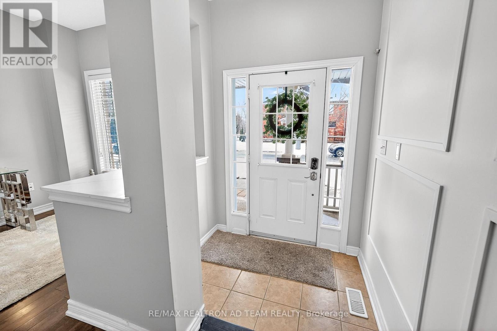 33 Wilsongary Circle, Ajax, Ontario  L1T 0G6 - Photo 4 - E12895424