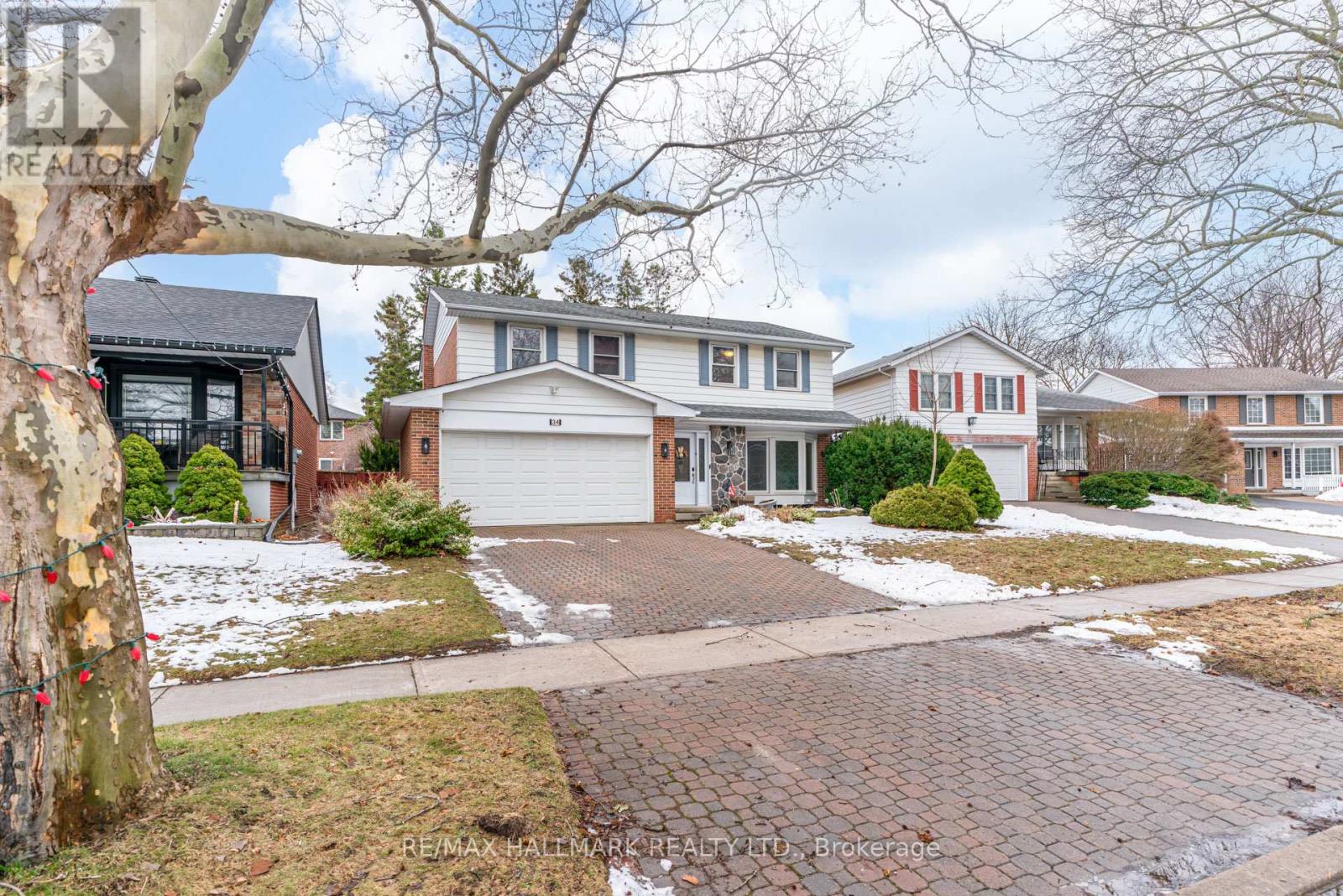 34 HARRINGAY CRESCENT, Toronto, Ontario