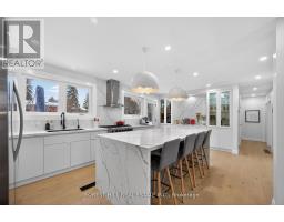 4 HOLMAN CRESCENT, Aurora, Ontario