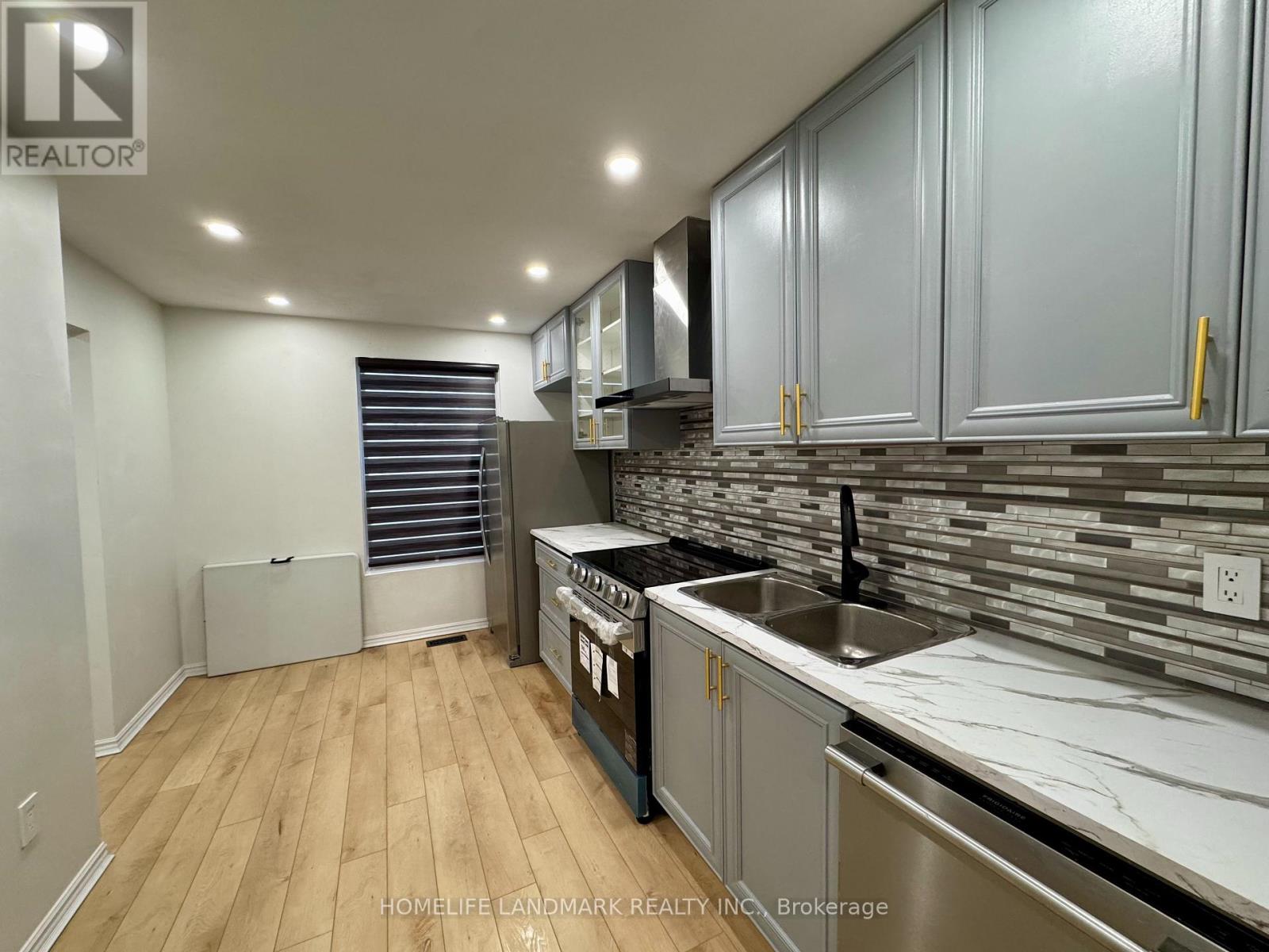 526 Sandford Street, Newmarket, Ontario  L3Y 5E3 - Photo 3 - N12898950