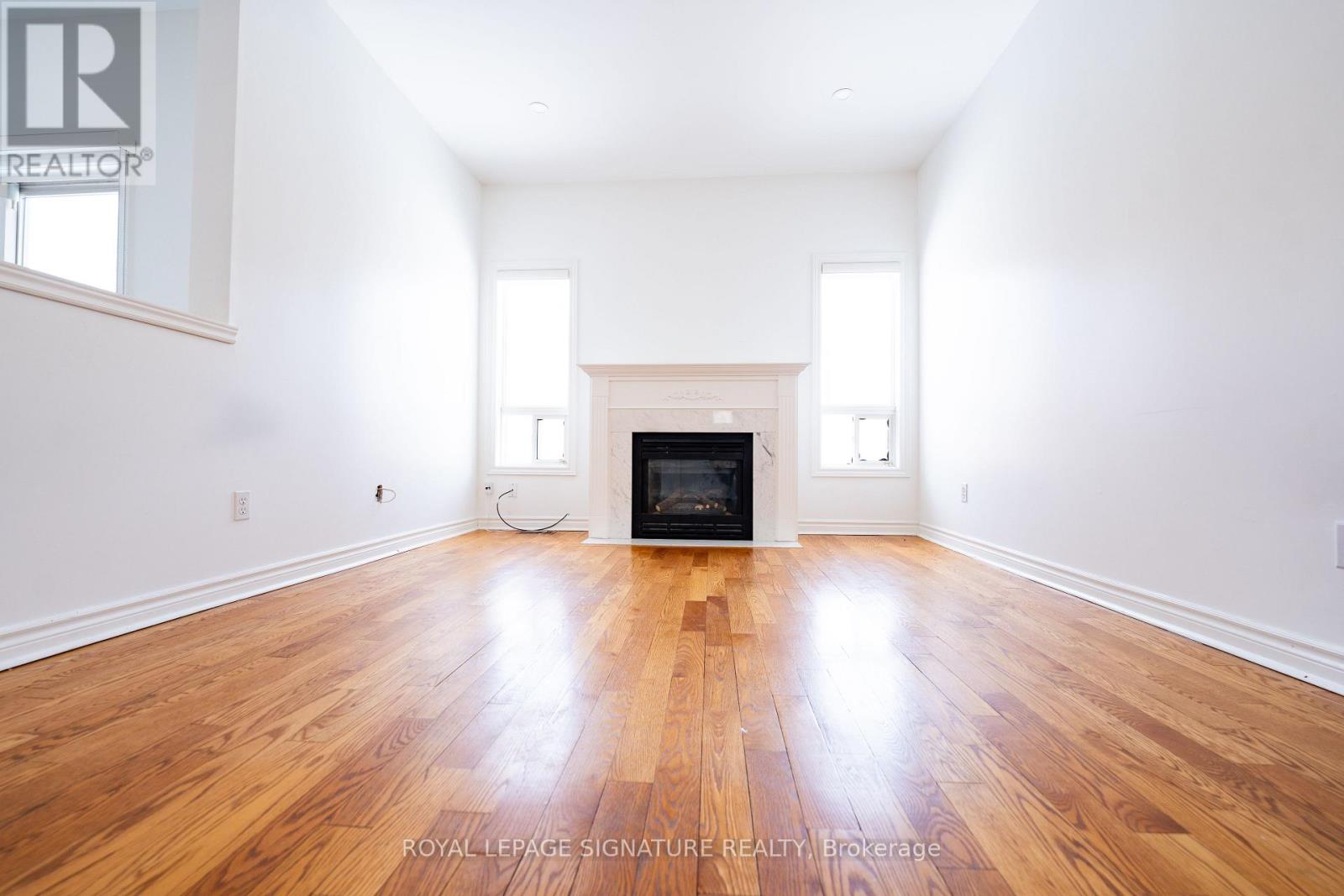 717 Salinger Court, Mississauga, Ontario  L5W 1L4 - Photo 11 - W12898788