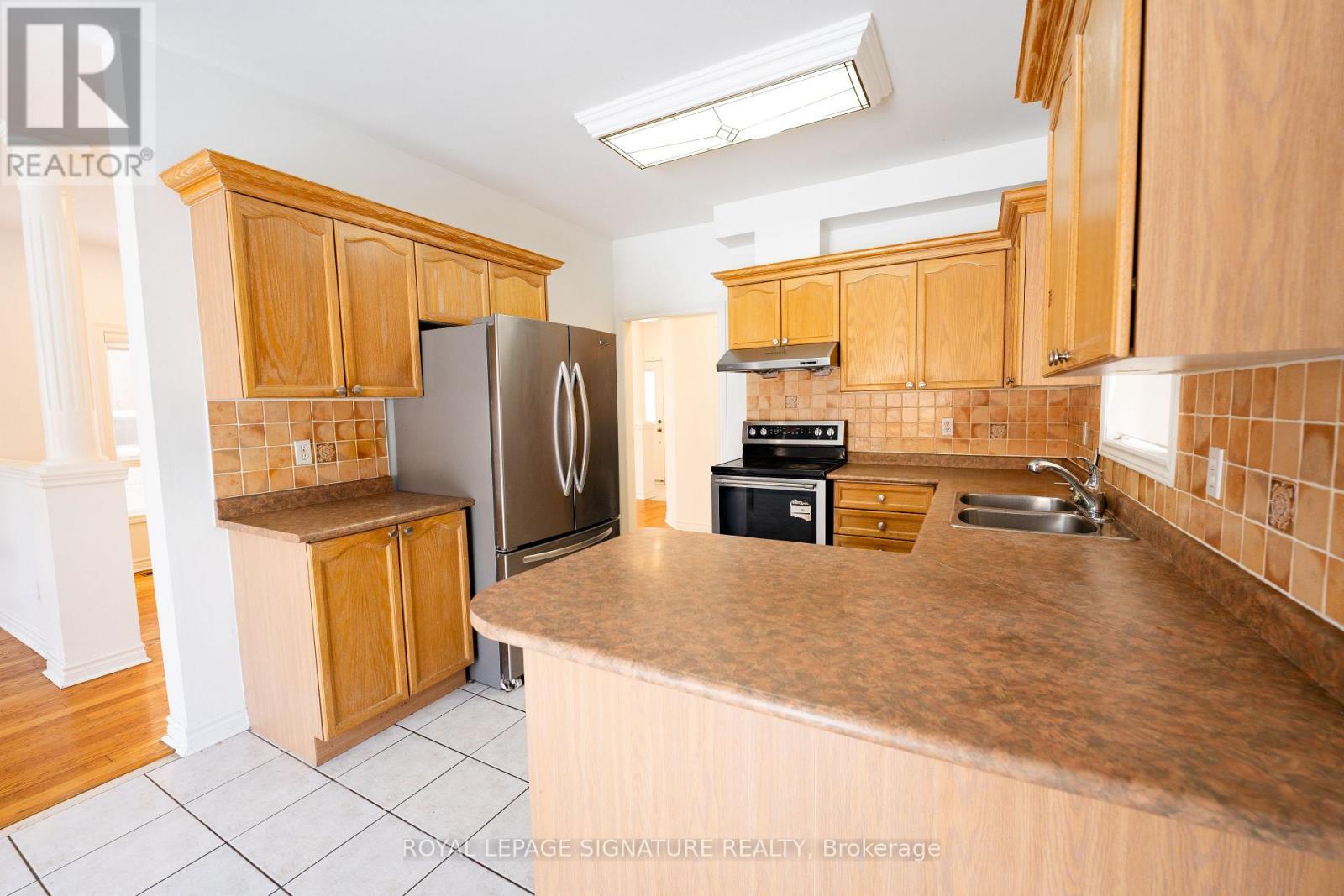 717 Salinger Court, Mississauga, Ontario  L5W 1L4 - Photo 15 - W12898788