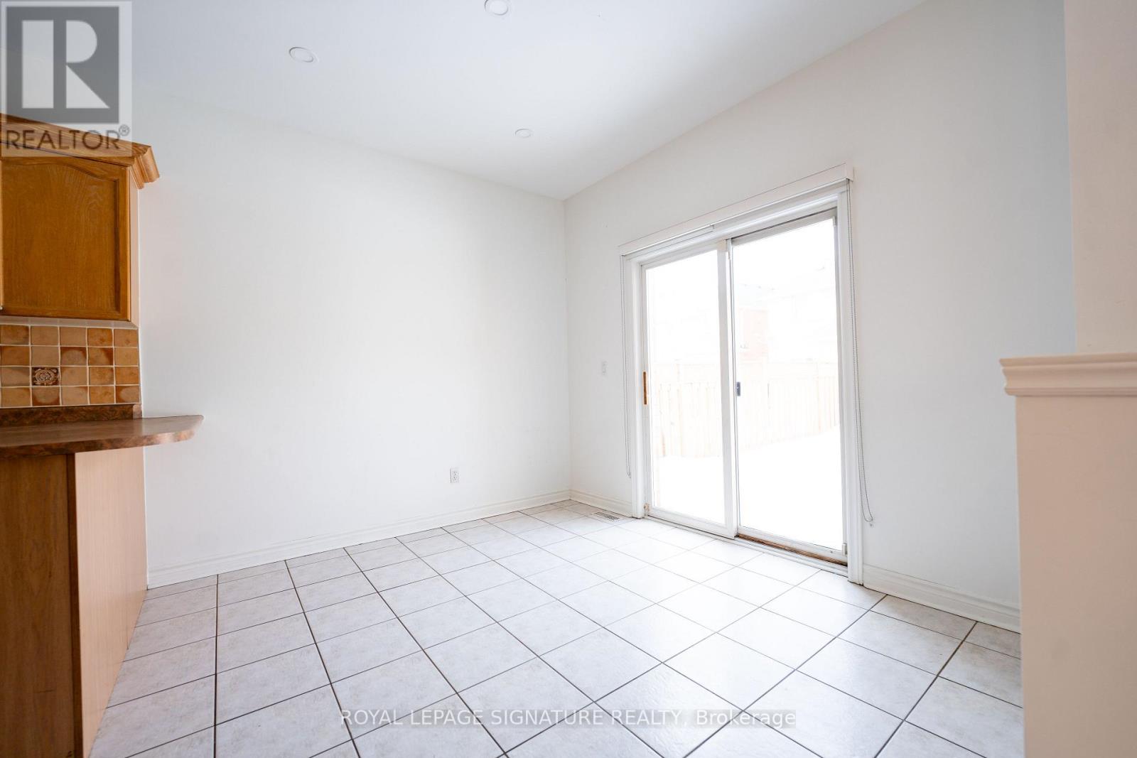 717 Salinger Court, Mississauga, Ontario  L5W 1L4 - Photo 18 - W12898788