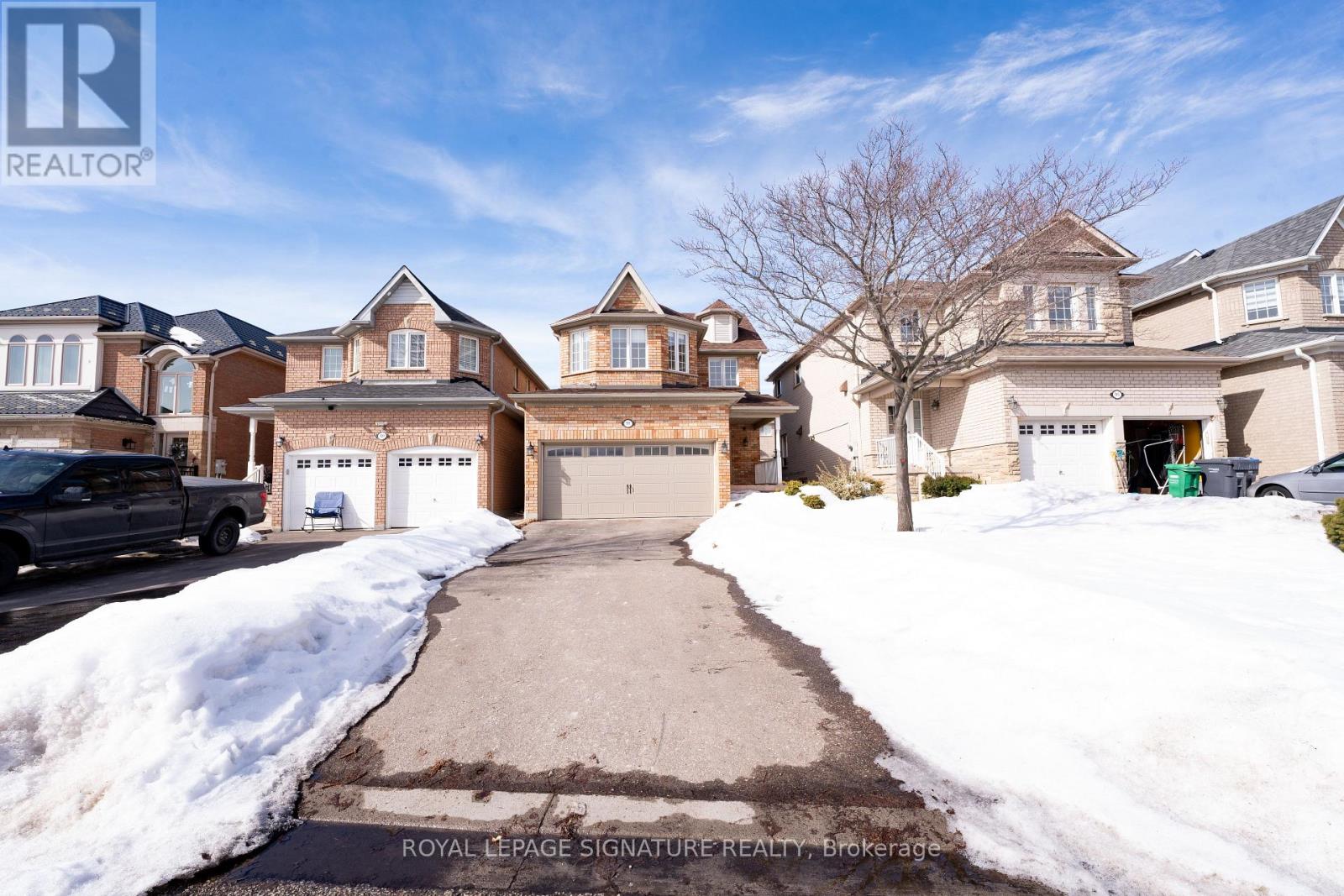 717 Salinger Court, Mississauga, Ontario  L5W 1L4 - Photo 2 - W12898788