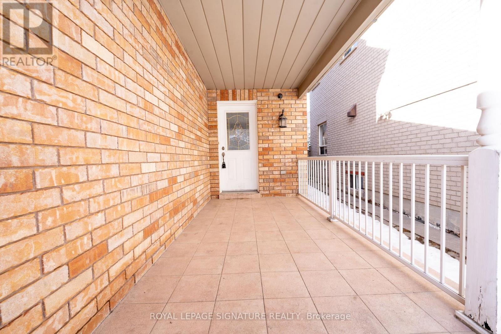 717 Salinger Court, Mississauga, Ontario  L5W 1L4 - Photo 3 - W12898788