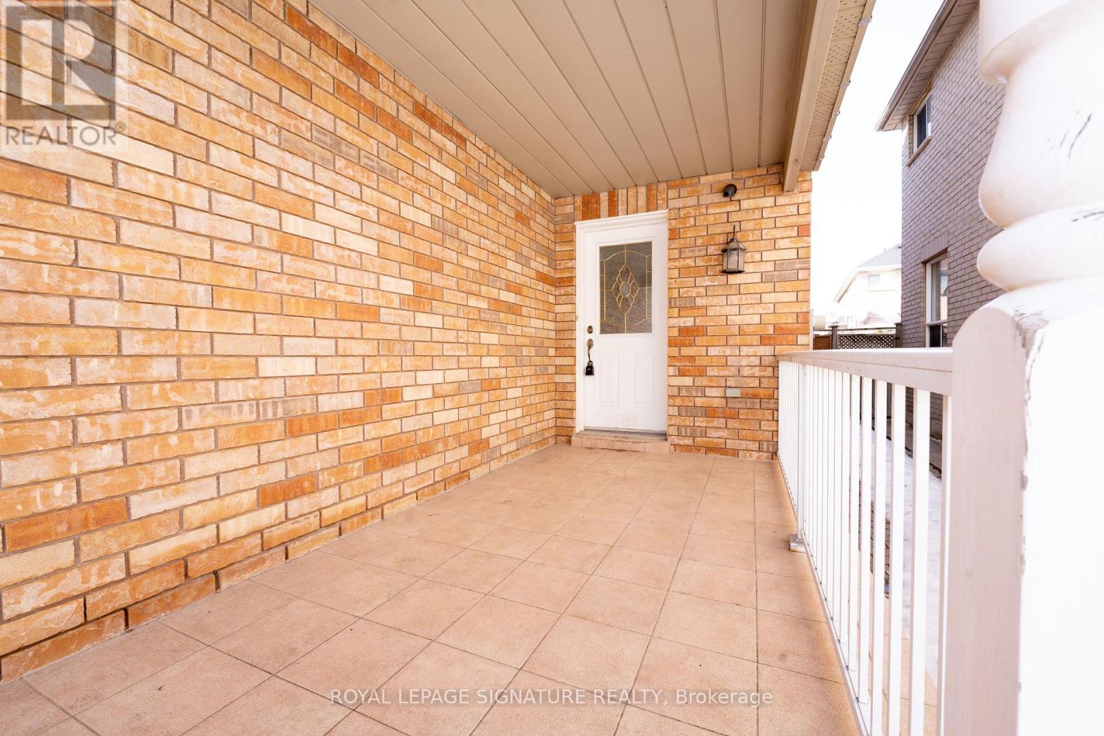 717 Salinger Court, Mississauga, Ontario  L5W 1L4 - Photo 4 - W12898788