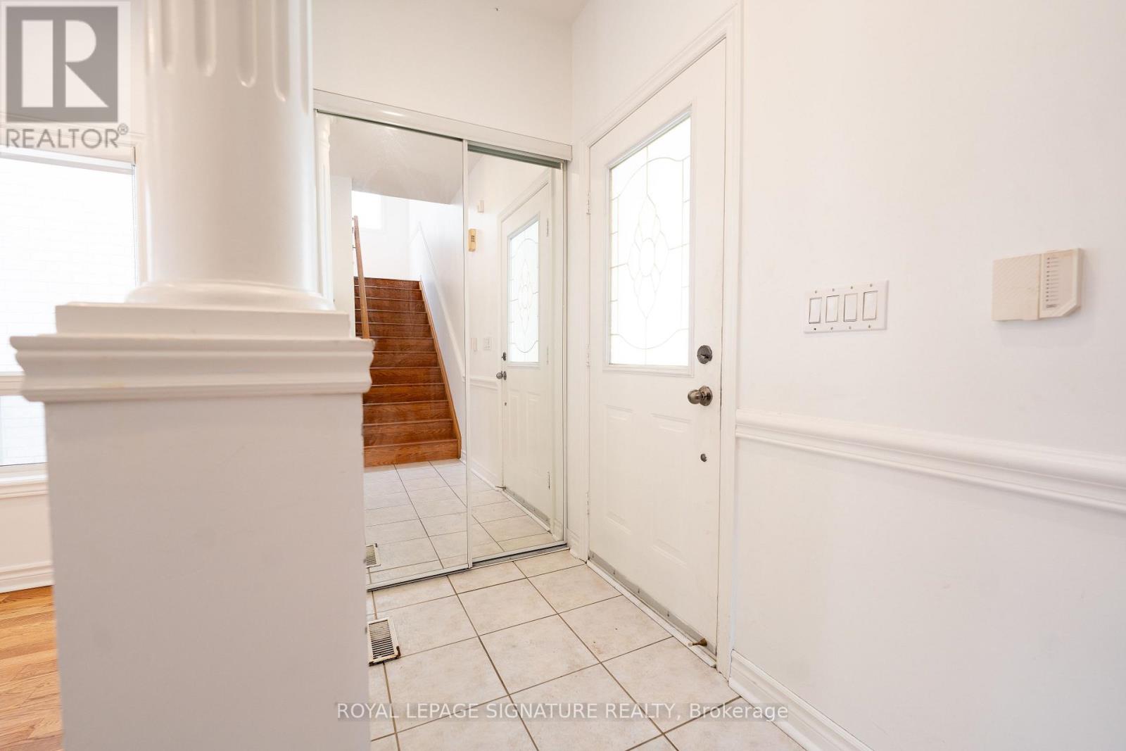 717 Salinger Court, Mississauga, Ontario  L5W 1L4 - Photo 5 - W12898788