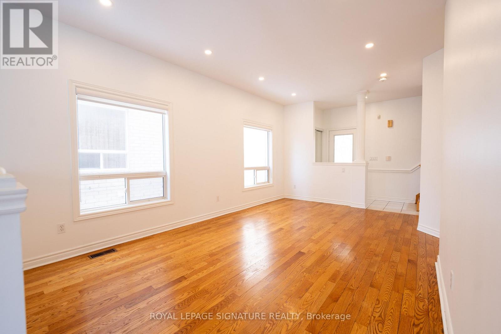 717 Salinger Court, Mississauga, Ontario  L5W 1L4 - Photo 8 - W12898788