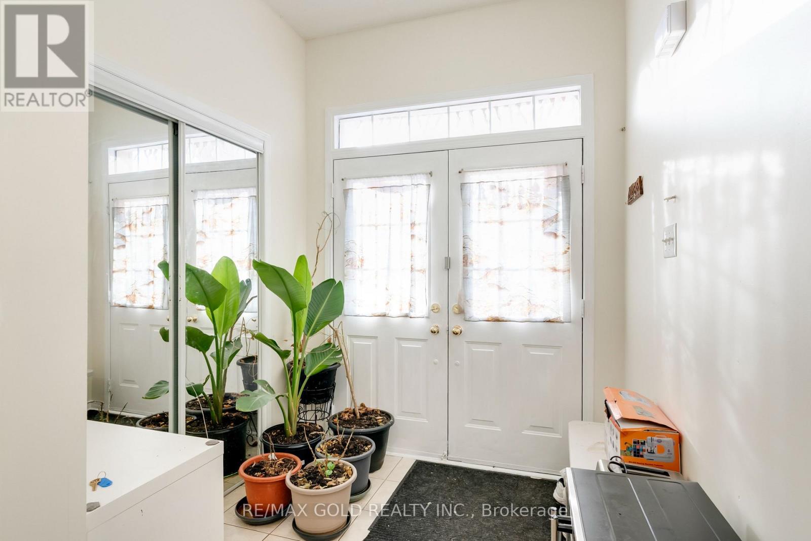 17 Maddybeth Crescent, Brampton, Ontario  L6Y 5R7 - Photo 5 - W12898794