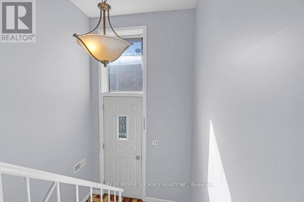 61 Primula Crescent, Toronto, Ontario  M9L 1J9 - Photo 34 - W12898798