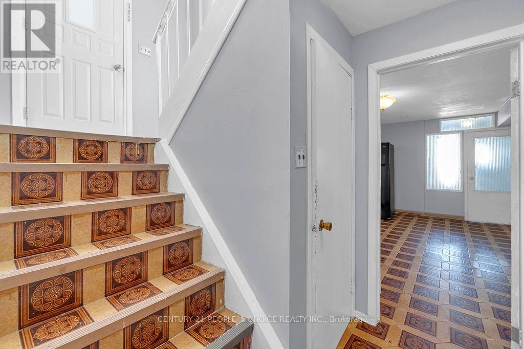 61 Primula Crescent, Toronto, Ontario  M9L 1J9 - Photo 36 - W12898798