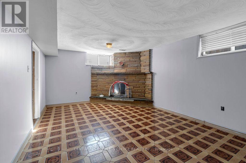 61 Primula Crescent, Toronto, Ontario  M9L 1J9 - Photo 40 - W12898798