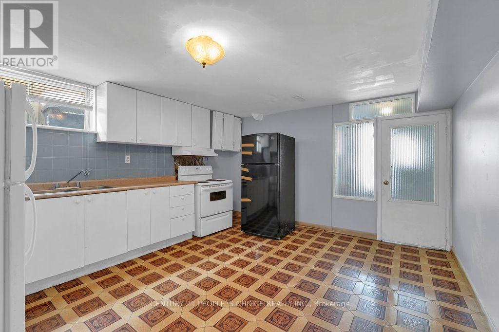 61 Primula Crescent, Toronto, Ontario  M9L 1J9 - Photo 43 - W12898798