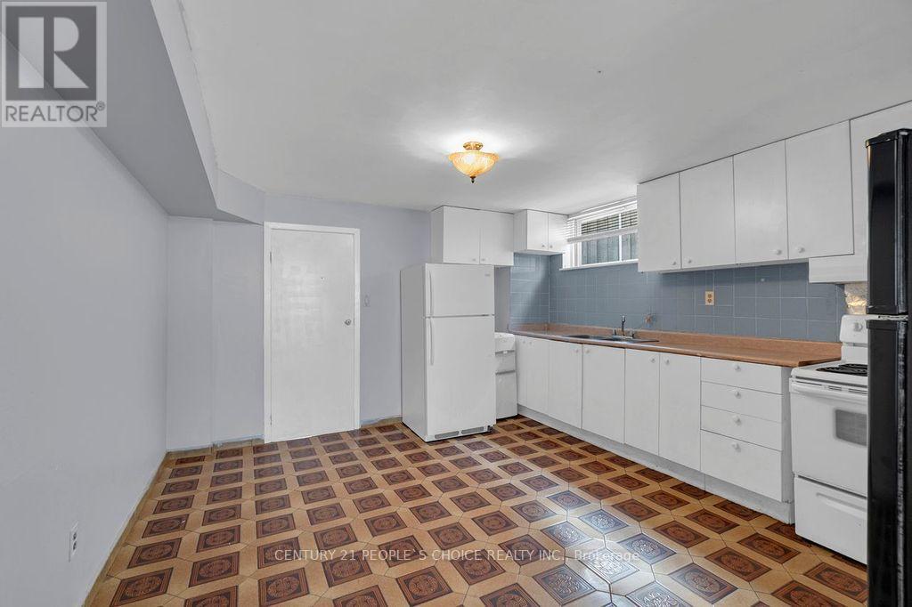 61 Primula Crescent, Toronto, Ontario  M9L 1J9 - Photo 44 - W12898798