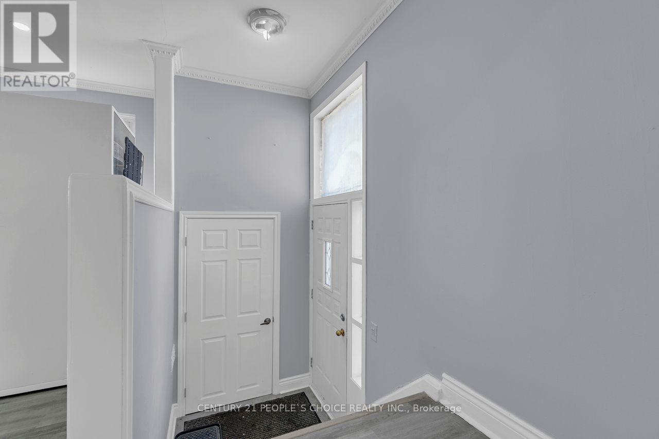 61 Primula Crescent, Toronto, Ontario  M9L 1J9 - Photo 9 - W12898798