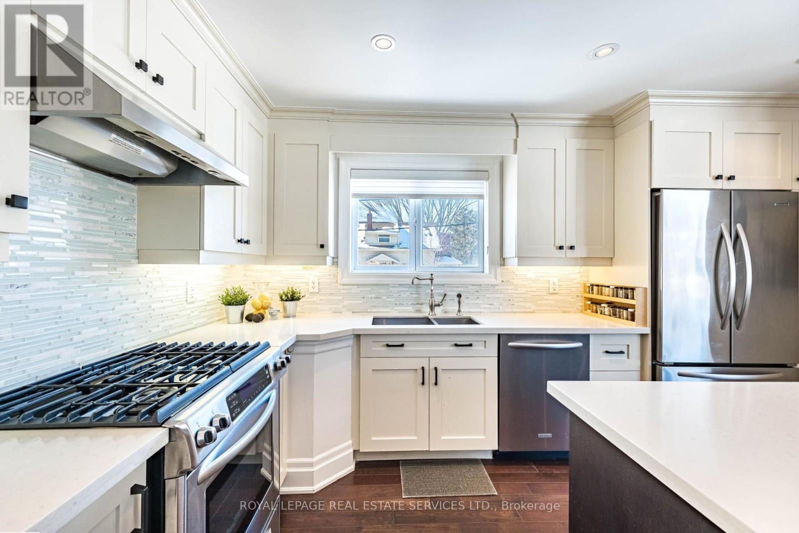 41 Ash Crescent, Toronto, Ontario  M8W 1E4 - Photo 12 - W12898800