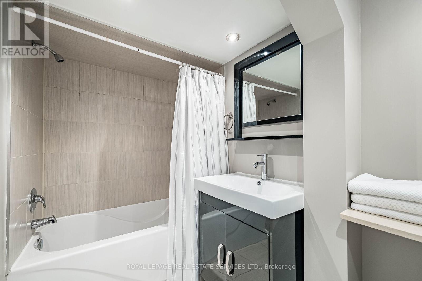 41 Ash Crescent, Toronto, Ontario  M8W 1E4 - Photo 35 - W12898800