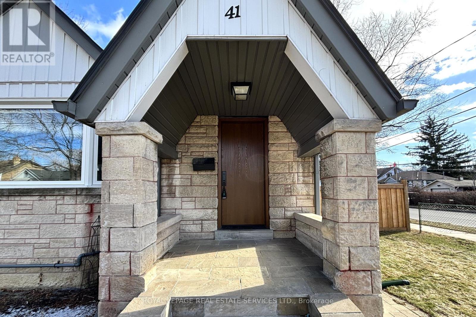 41 Ash Crescent, Toronto, Ontario  M8W 1E4 - Photo 4 - W12898800