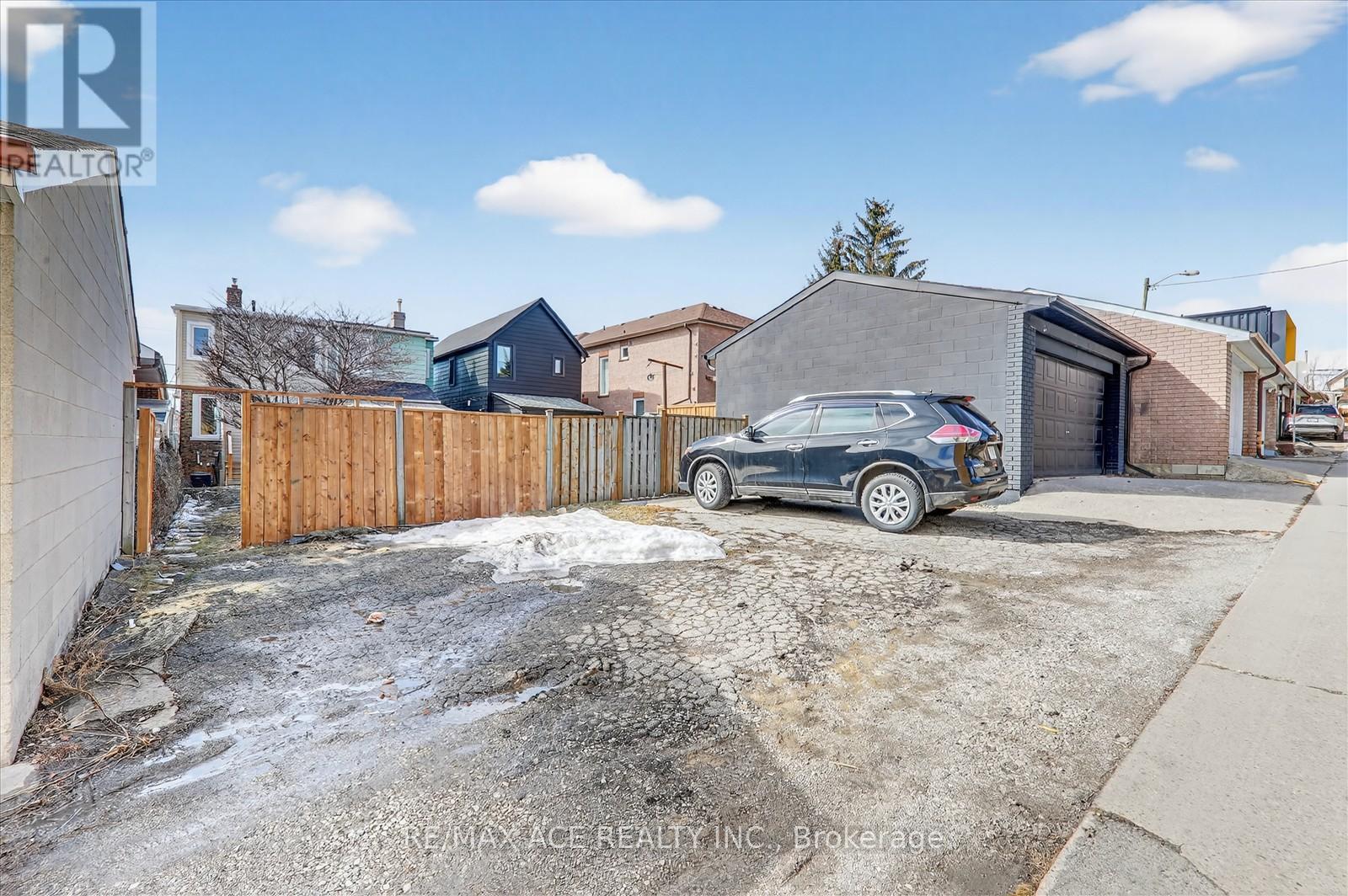 325 Boon Avenue, Toronto, Ontario  M6E 4A4 - Photo 33 - W12898826