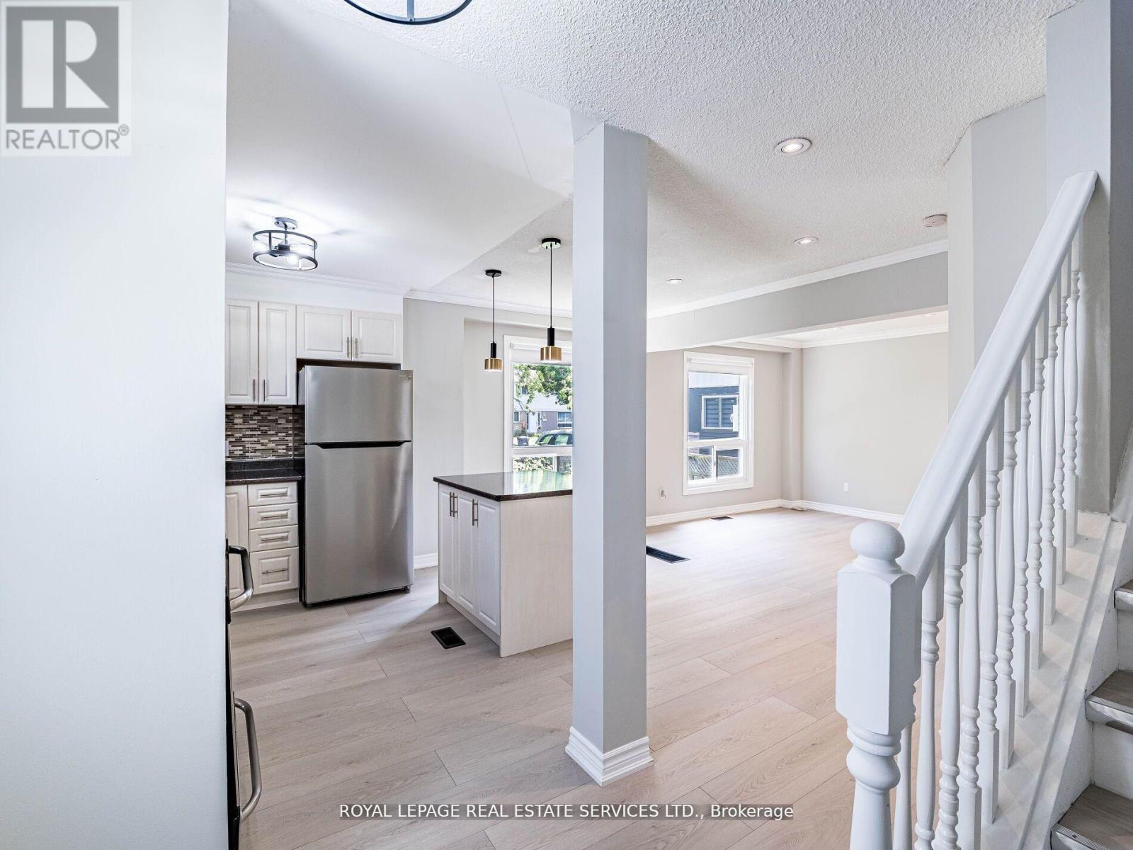 20 Handel Court, Brampton (Central Park), Ontario  L6S 1Y4 - Photo 5 - W12898888