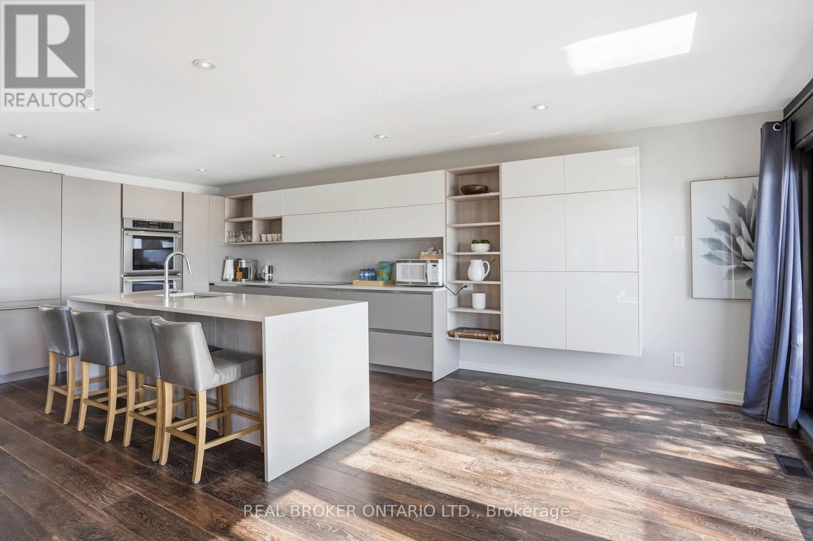 868 Danforth Place, Burlington, Ontario  L7T 1S2 - Photo 10 - W12898926