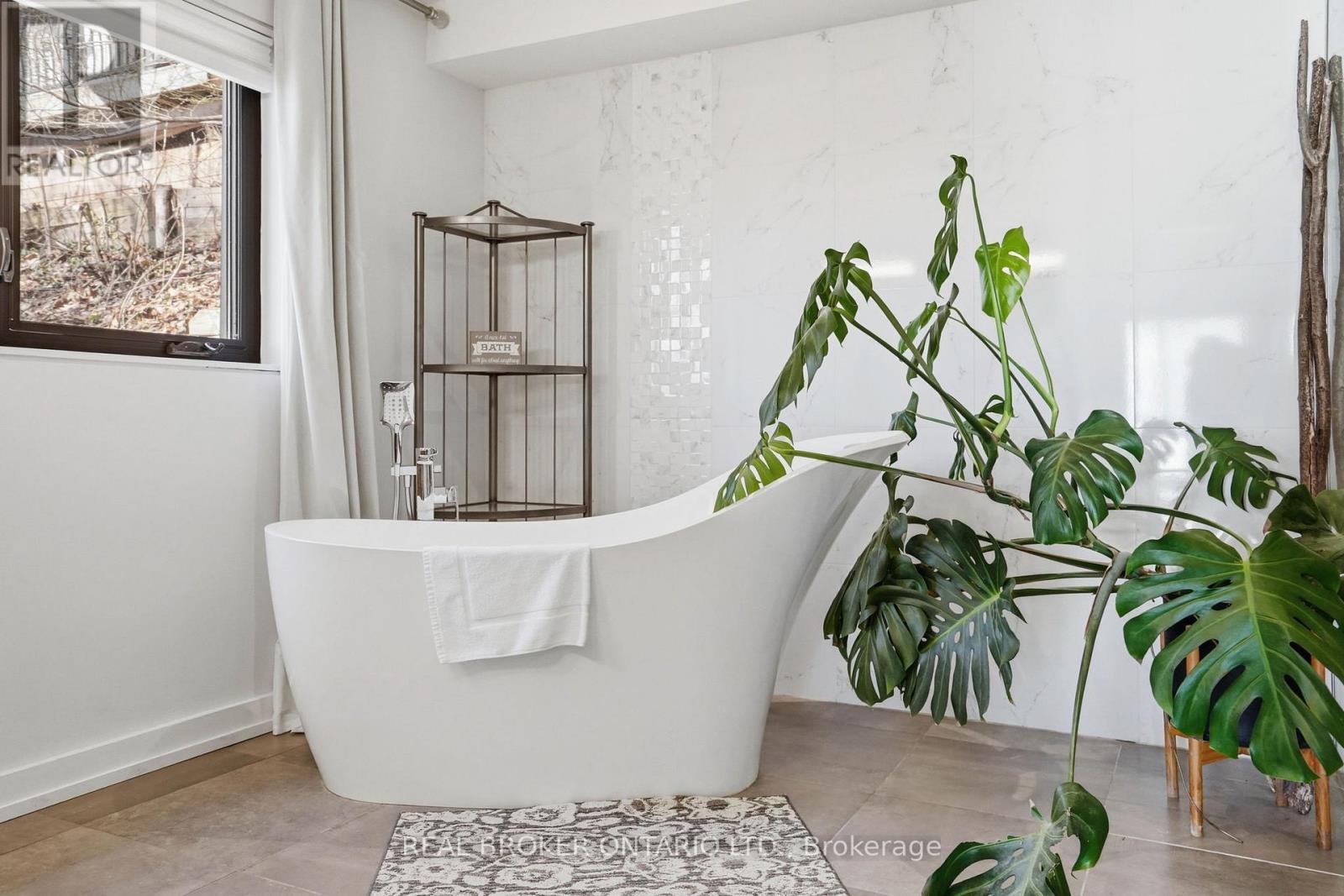 868 Danforth Place, Burlington, Ontario  L7T 1S2 - Photo 17 - W12898926