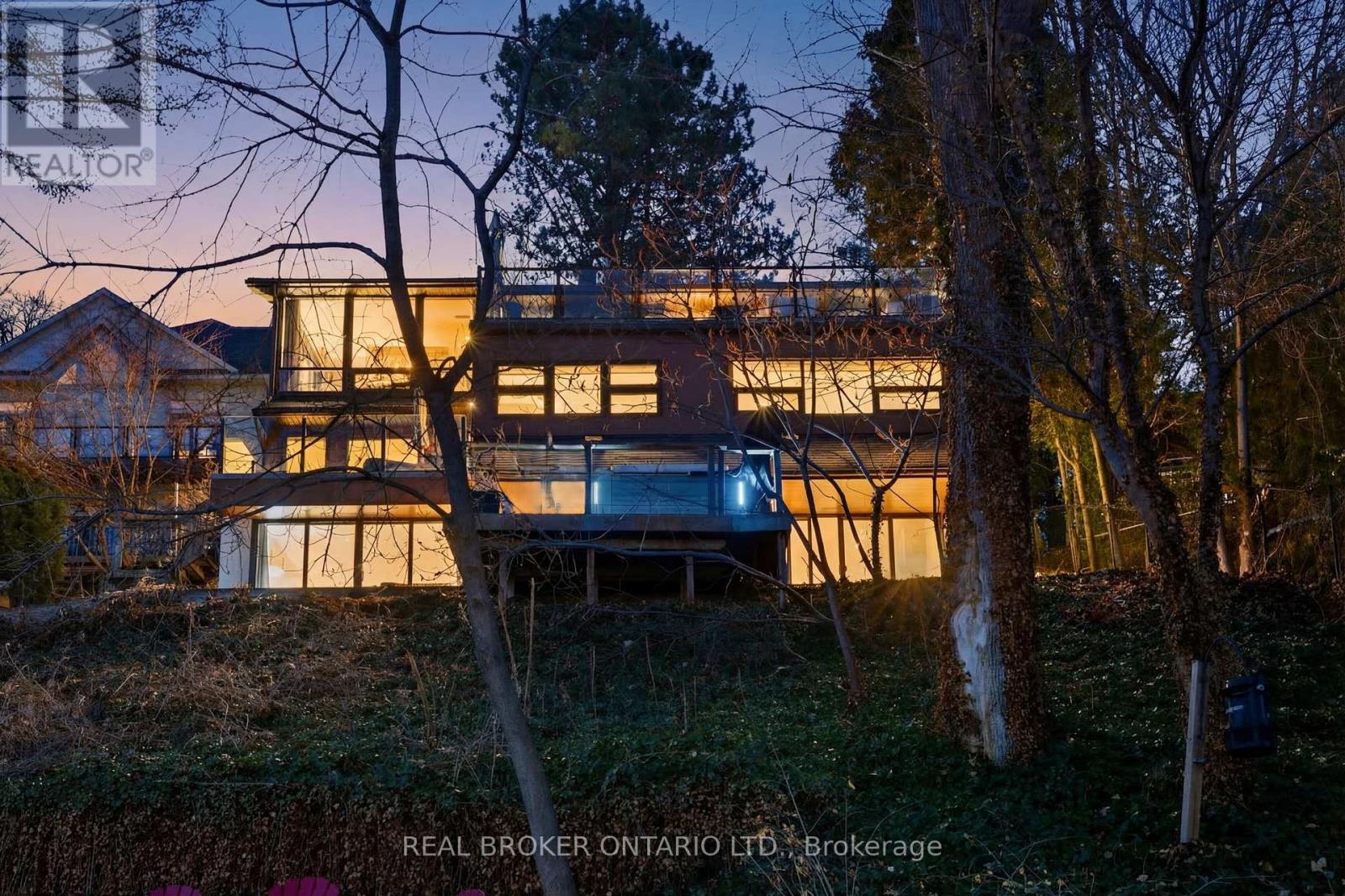 868 Danforth Place, Burlington, Ontario  L7T 1S2 - Photo 3 - W12898926