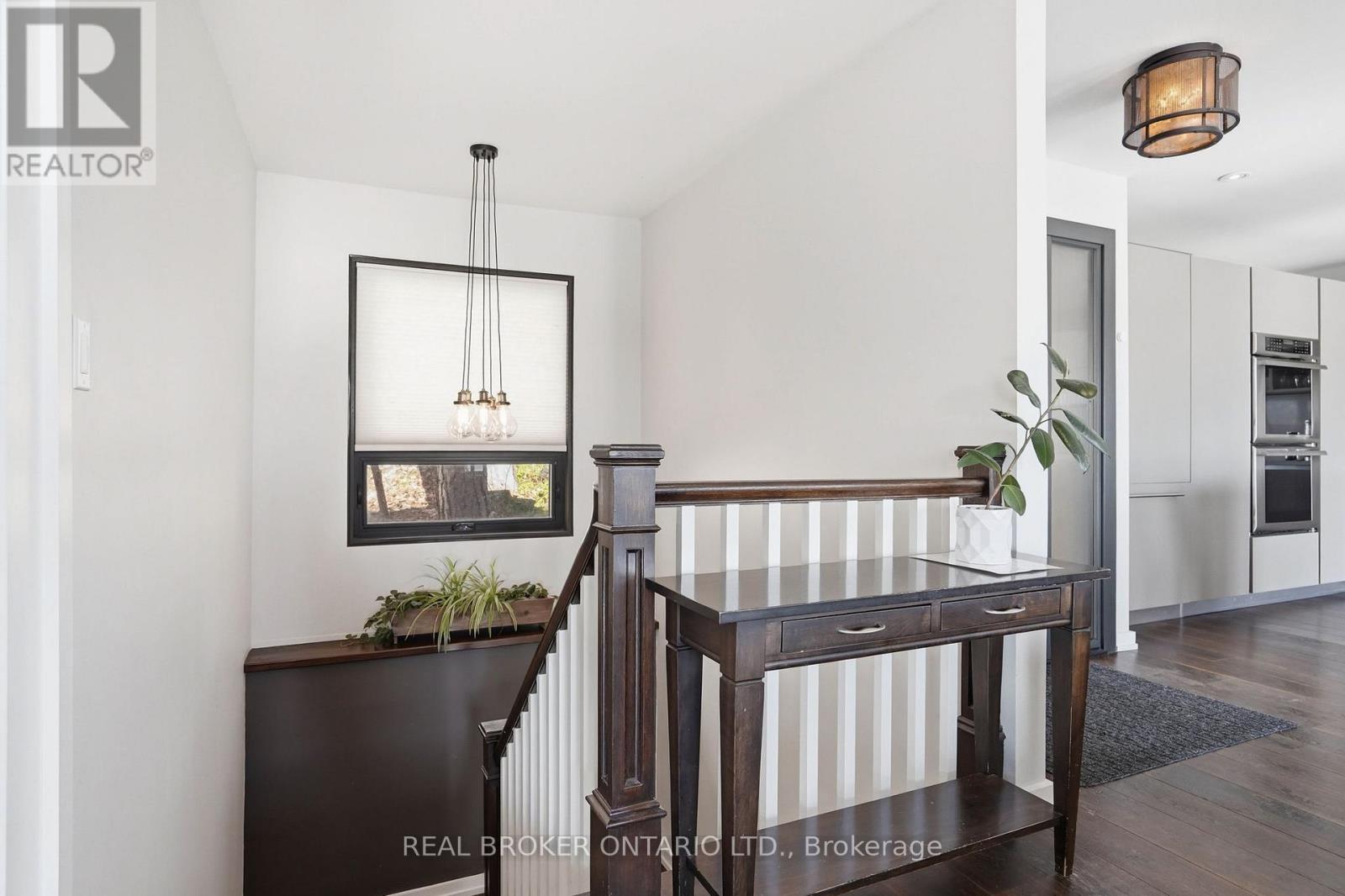 868 Danforth Place, Burlington, Ontario  L7T 1S2 - Photo 8 - W12898926