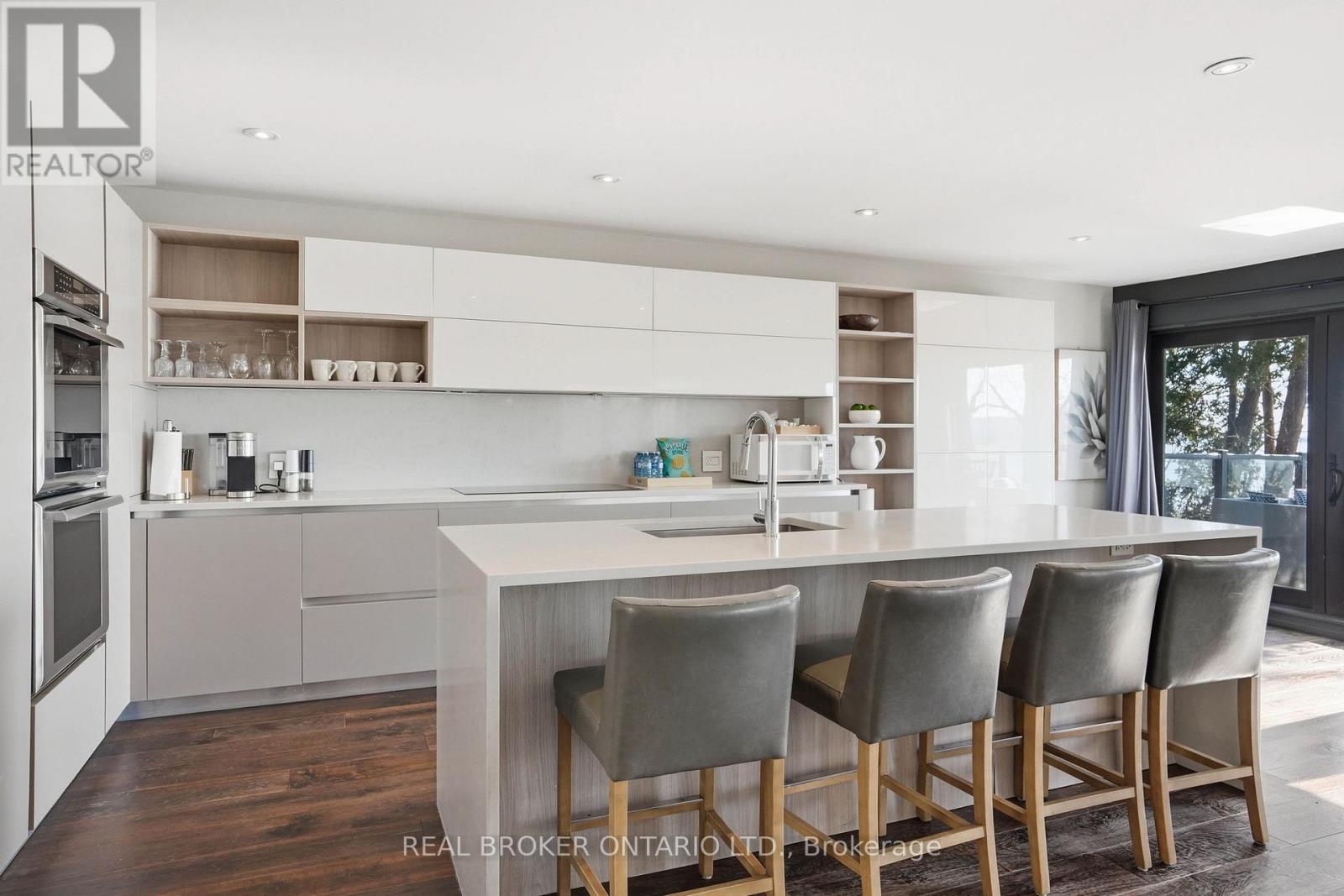 868 Danforth Place, Burlington, Ontario  L7T 1S2 - Photo 9 - W12898926