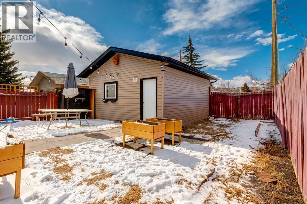 955 Erin Woods Drive SE, Calgary, Alberta  T2B 2W4 - Photo 26 - A2292866