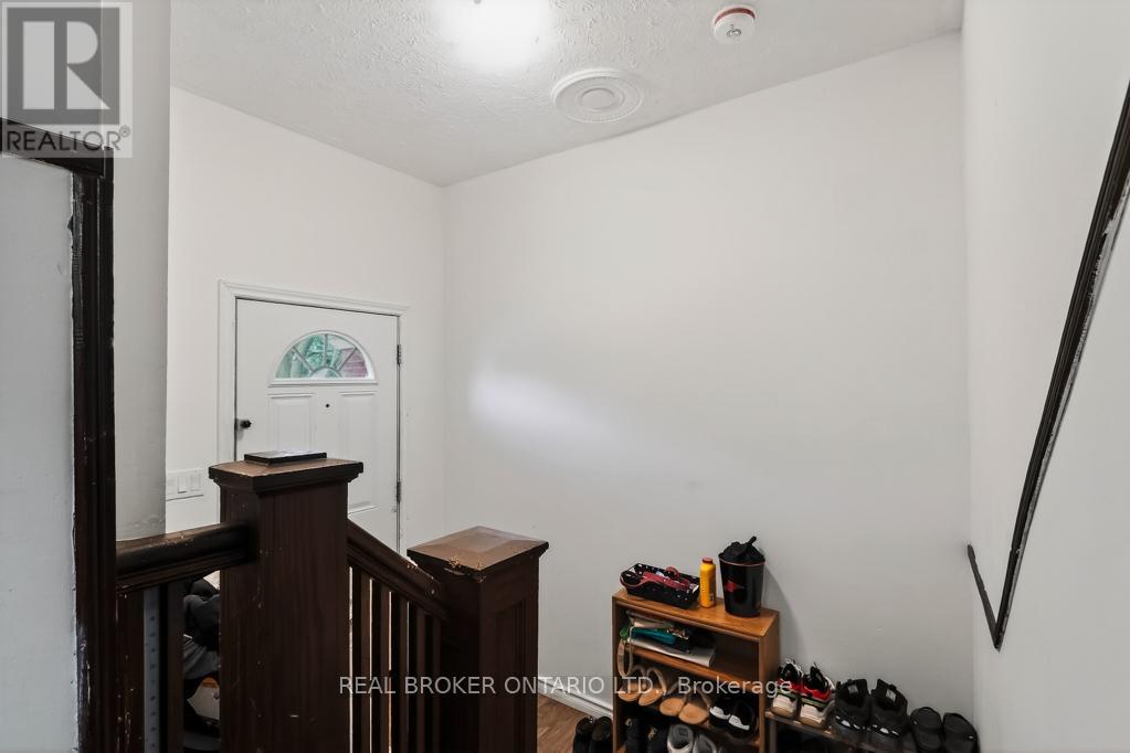 56 Regent Street E, Welland (Welland Downtown), Ontario  L3B 4H6 - Photo 4 - X12898974