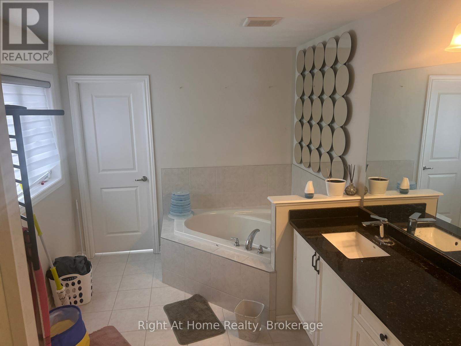 Master Suite - 54 Pace Avenue, Brantford, Ontario  N3S 0J2 - Photo 14 - X12899142