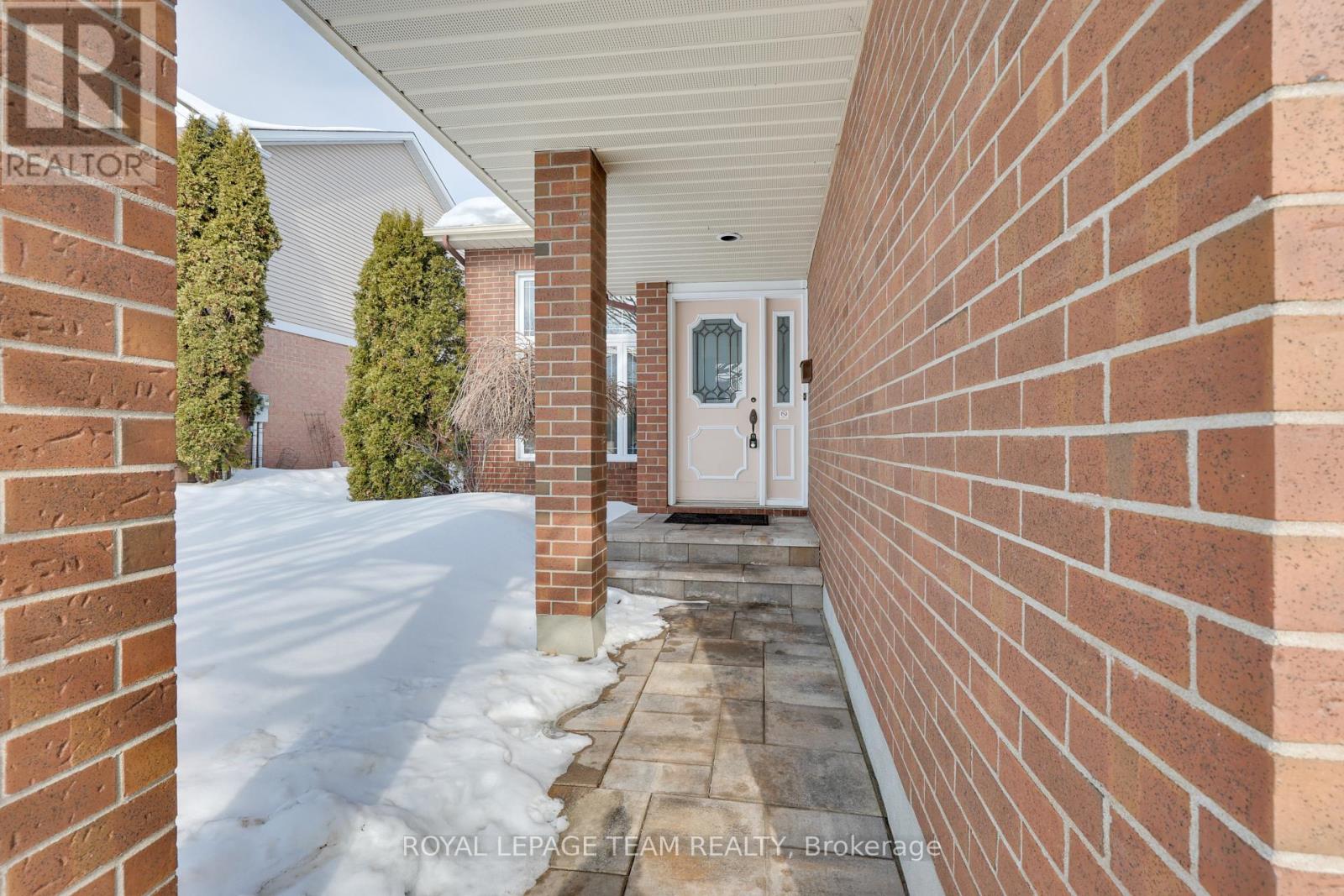 8 Saddlebrook Street, Ottawa, Ontario  K2G 5N6 - Photo 2 - X12899060