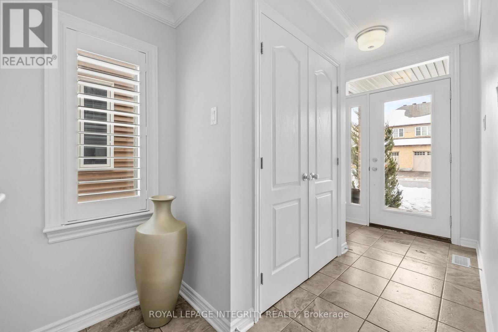 377 Warmstone Drive, Ottawa, Ontario  K2S 0W5 - Photo 4 - X12899128