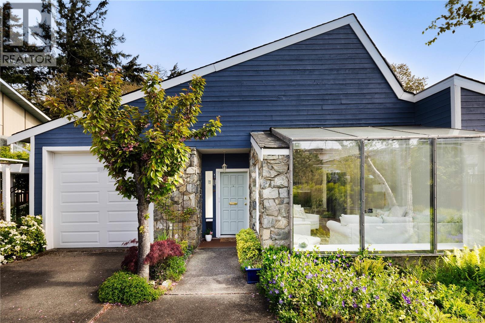 4395 Robinwood Dr, Saanich, British Columbia