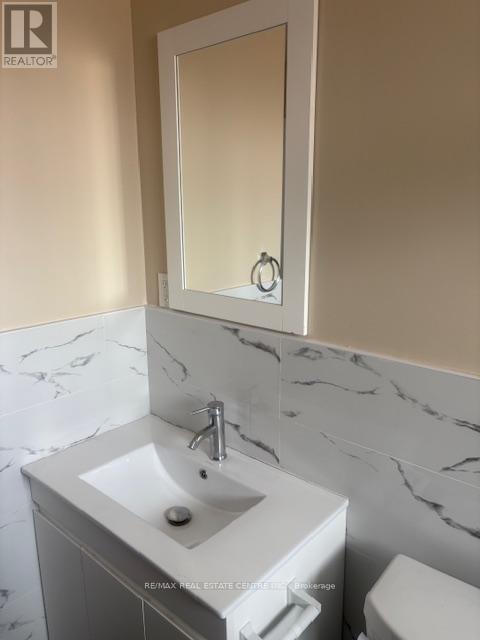 #upper - 3385 Ellengale Drive, Mississauga, Ontario  L5C 1Z5 - Photo 21 - W12858236