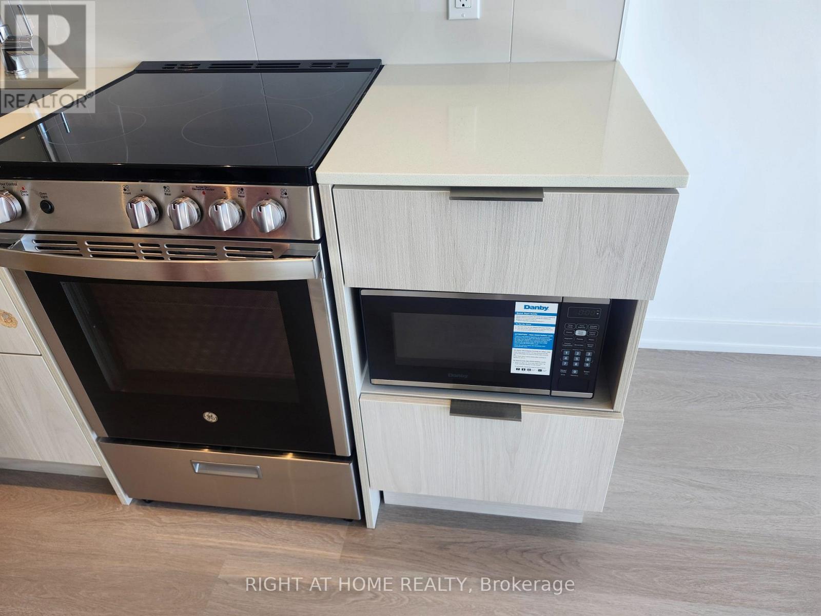 3901 - 448 Burnhamthorpe Road W, Mississauga, Ontario  L5B 4M6 - Photo 10 - W12897832