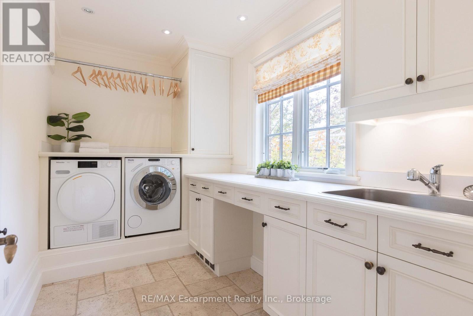 1081 Argyle Drive, Oakville, Ontario  L6J 1A9 - Photo 25 - W12524606