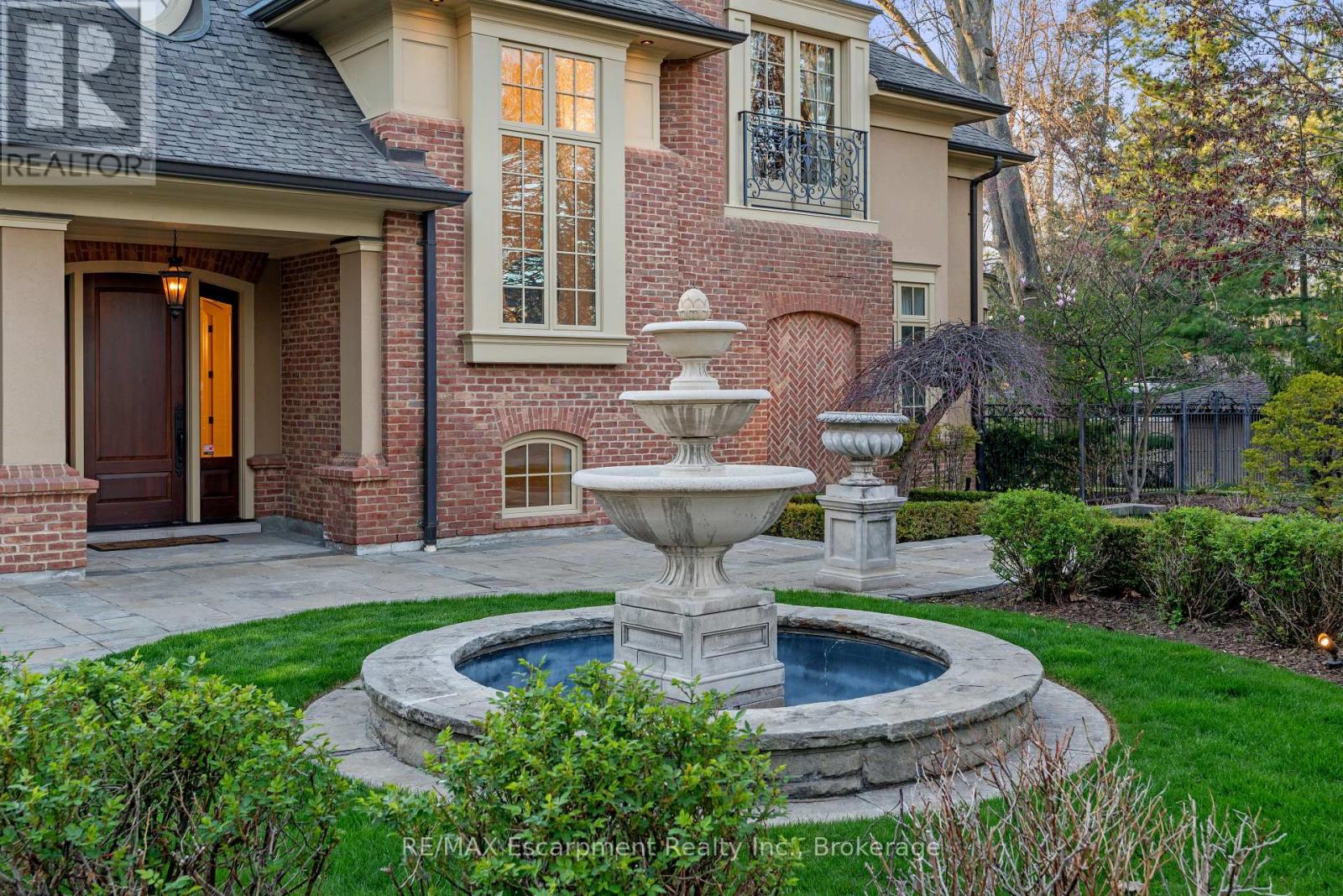 1081 Argyle Drive, Oakville, Ontario  L6J 1A9 - Photo 2 - W12524606