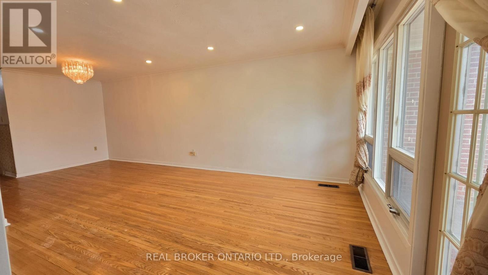 Upper - 214 Fairglen Avenue, Toronto (L'amoreaux), Ontario  M1W 1B1 - Photo 11 - E12798588