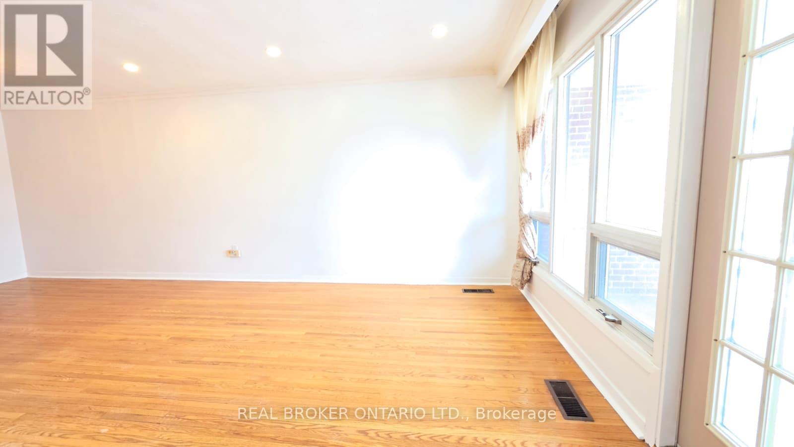 Upper - 214 Fairglen Avenue, Toronto (L'amoreaux), Ontario  M1W 1B1 - Photo 13 - E12798588