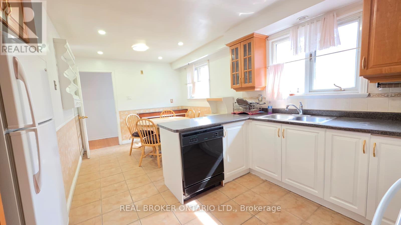 Upper - 214 Fairglen Avenue, Toronto (L'amoreaux), Ontario  M1W 1B1 - Photo 8 - E12798588