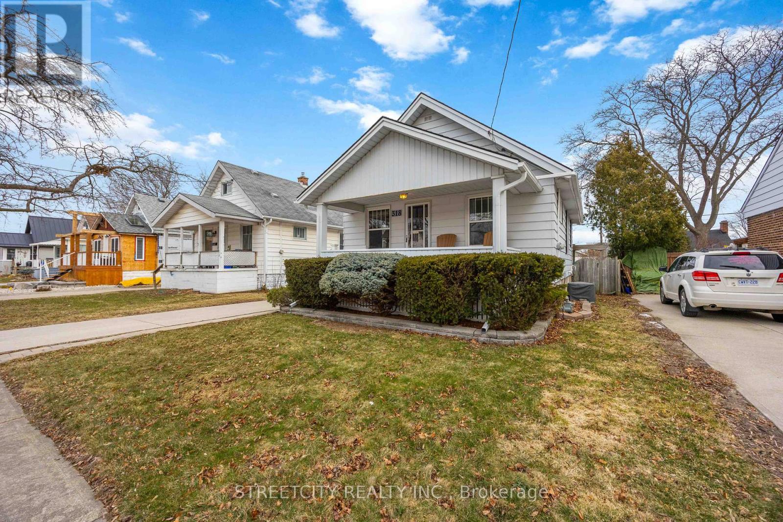 318 Cobden Street, Sarnia, Ontario  N7T 4A3 - Photo 3 - X12899384