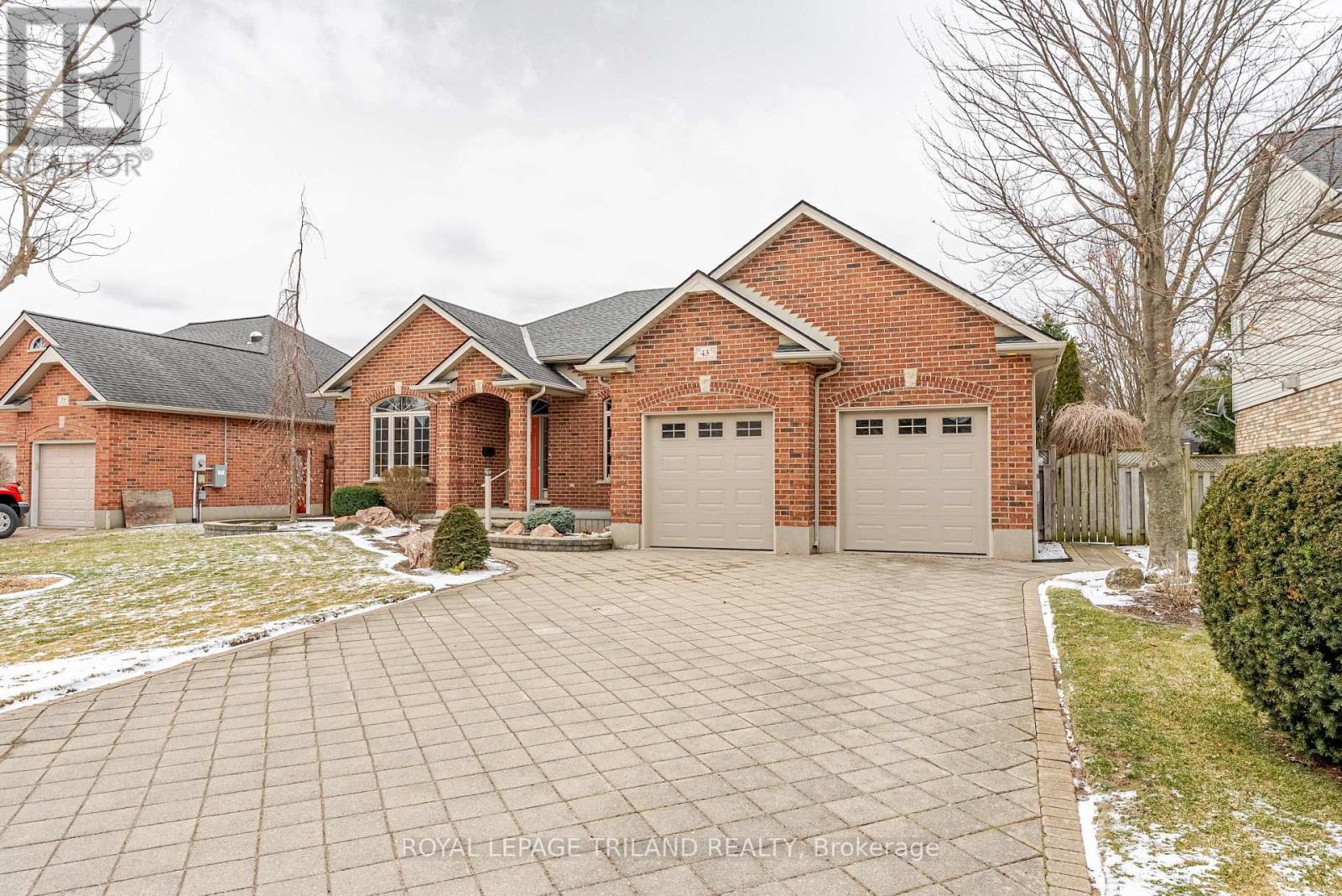 43 Pinehurst Drive, Thames Centre, Ontario  N0L 1G2 - Photo 2 - X12899386