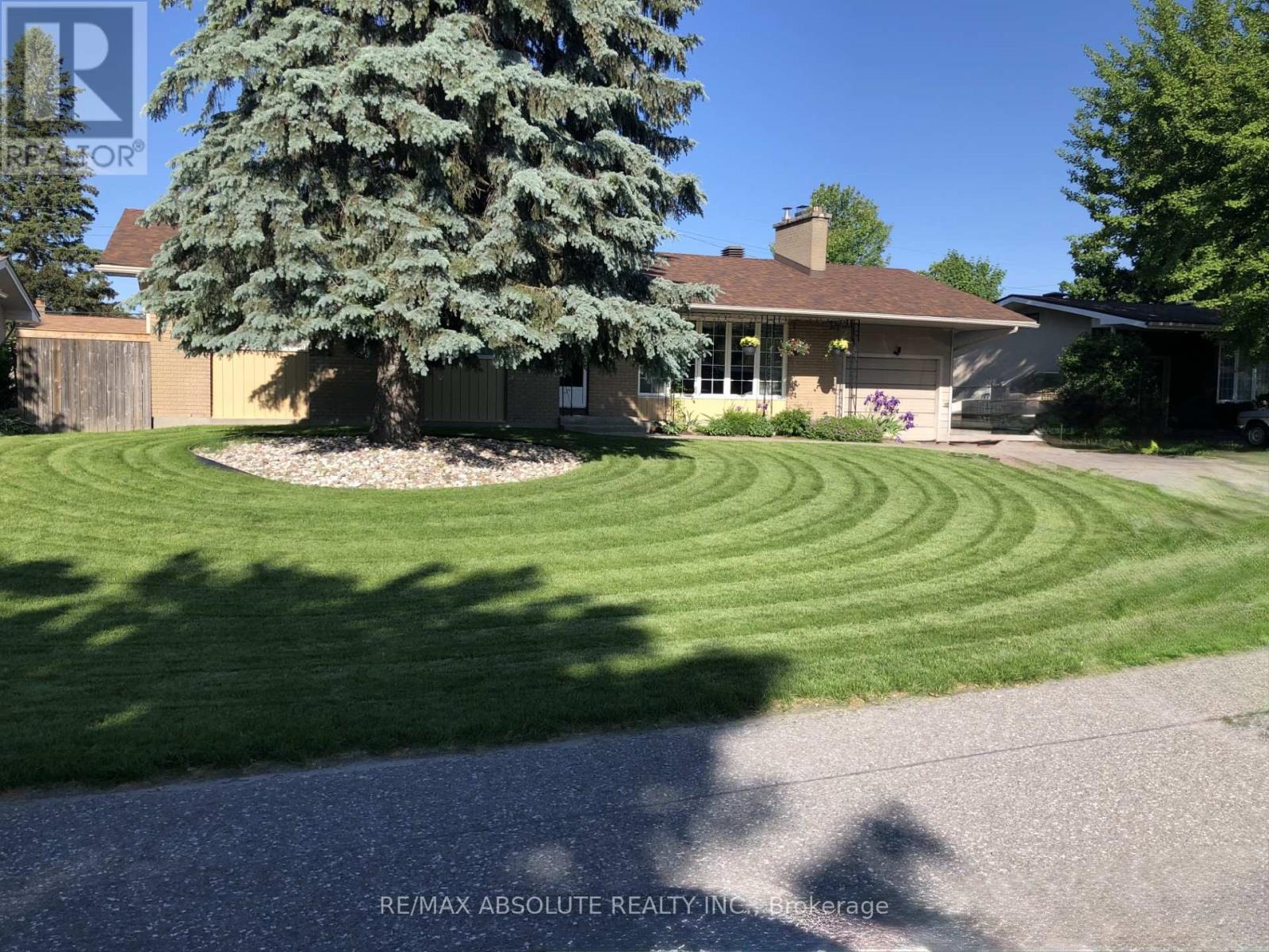 62 Foothills Drive, Ottawa, Ontario  K2H 6K3 - Photo 4 - X12899310