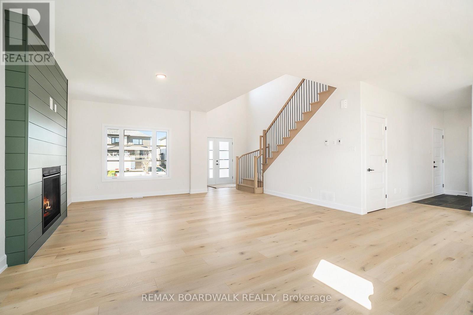 619 Geneva Crescent, Russell, Ontario  K0A 1W0 - Photo 3 - X12899402