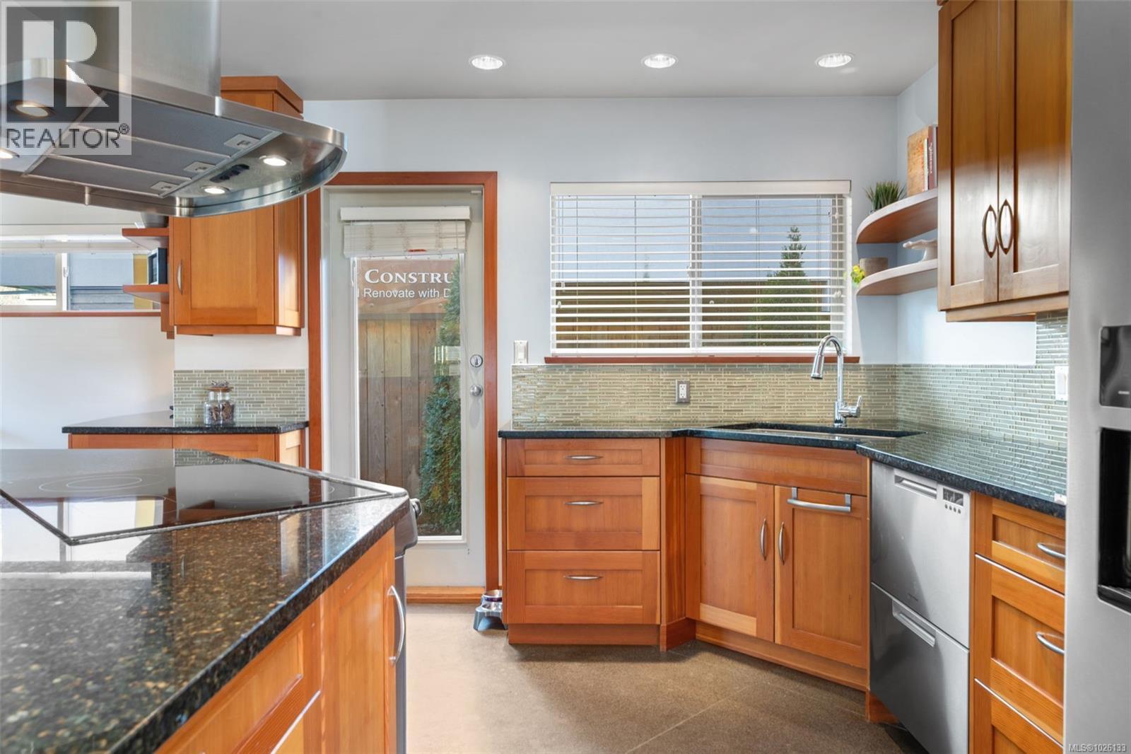 842 Canterbury Rd, Saanich, British Columbia  V8X 3E6 - Photo 11 - 1026133