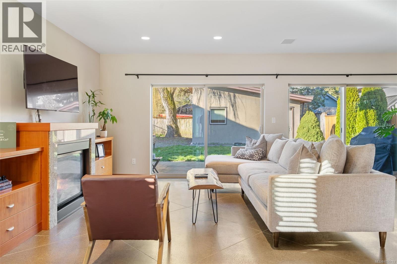 842 Canterbury Rd, Saanich, British Columbia  V8X 3E6 - Photo 3 - 1026133